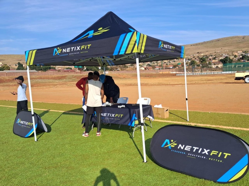 NETIXFIT coach supporting clients during an outdoor training session